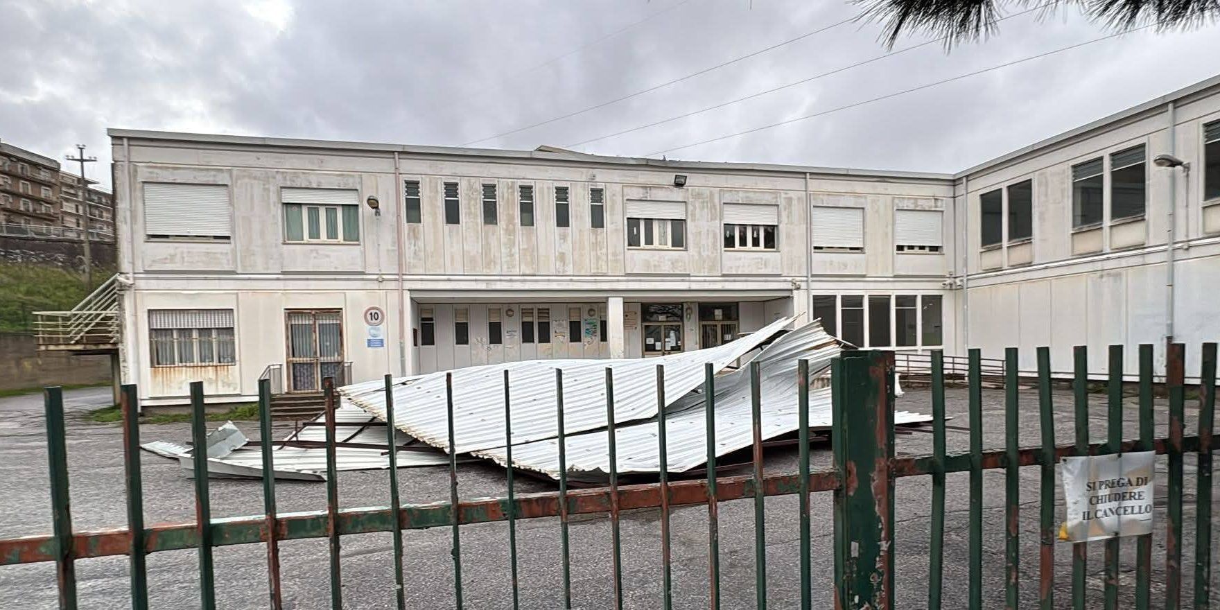 Frane, alberi crollati, tetti divelti, disagi. Anche il ciclone “Ulrike” flagella la Calabria – FOTO