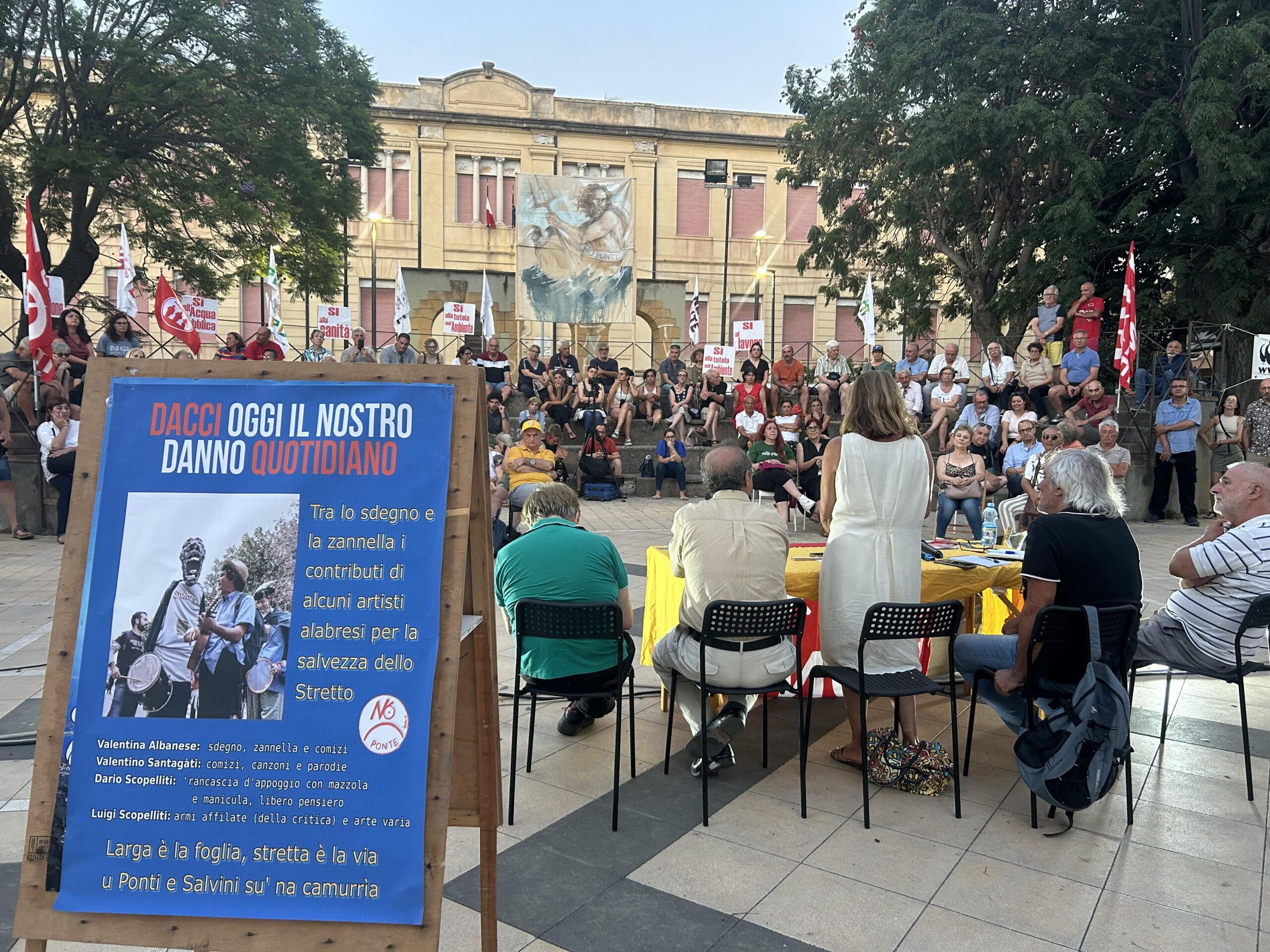 Le due facce di Villa San Giovanni, i No Ponte in piazza durante il G7: «Stanno svendendo lo Stretto»