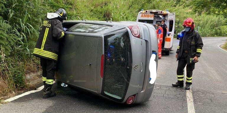 Vibo, auto si ribalta sulla provinciale: un ferito