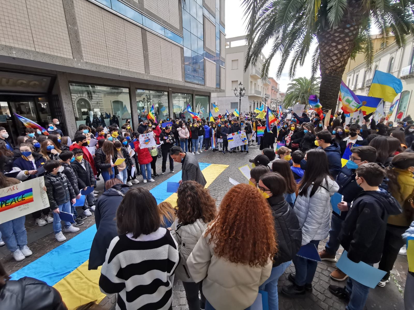 Poesie e canzoni contro la guerra, gli studenti in piazza a Lamezia – FOTO