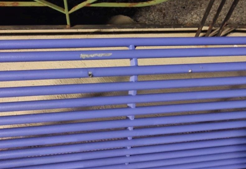 Siderno, nuovo atto vandalico contro la panchina simbolo della lotta alla fibromialgia