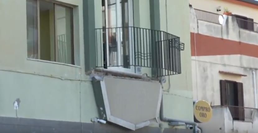 Crolla balcone al primo piano, cinque feriti a Catanzaro – VIDEO