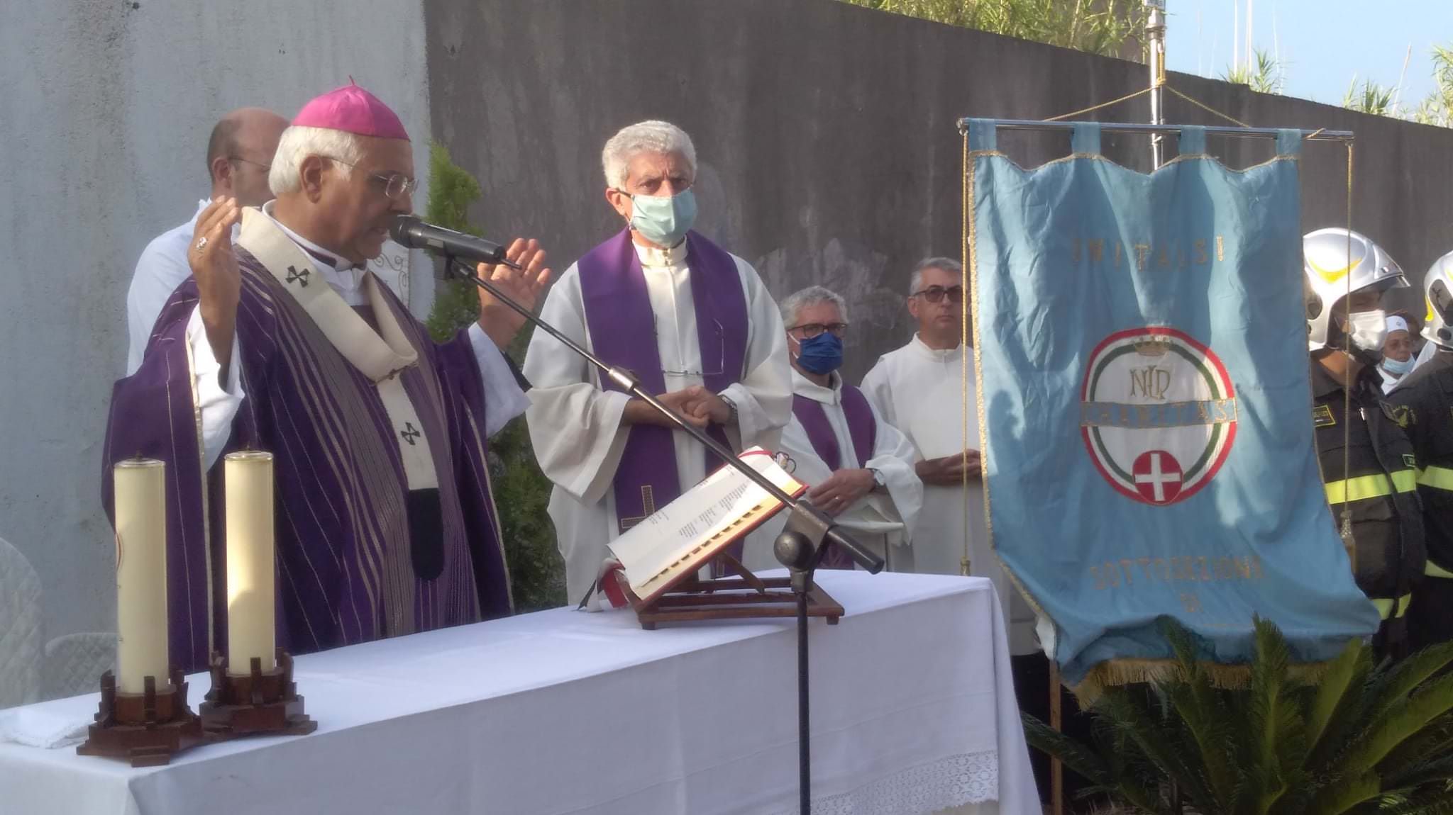 Le Giare 20 anni dopo, una ferita eterna. Bertolone: «Curiamo l’ambiente e i nostri cuori» – FOTO