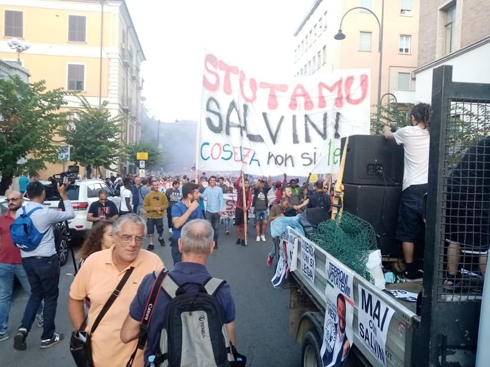 Invasione pacifica (e corteo) a Cosenza: in 3mila urlano «Stutamu Salvini» – FOTO E VIDEO