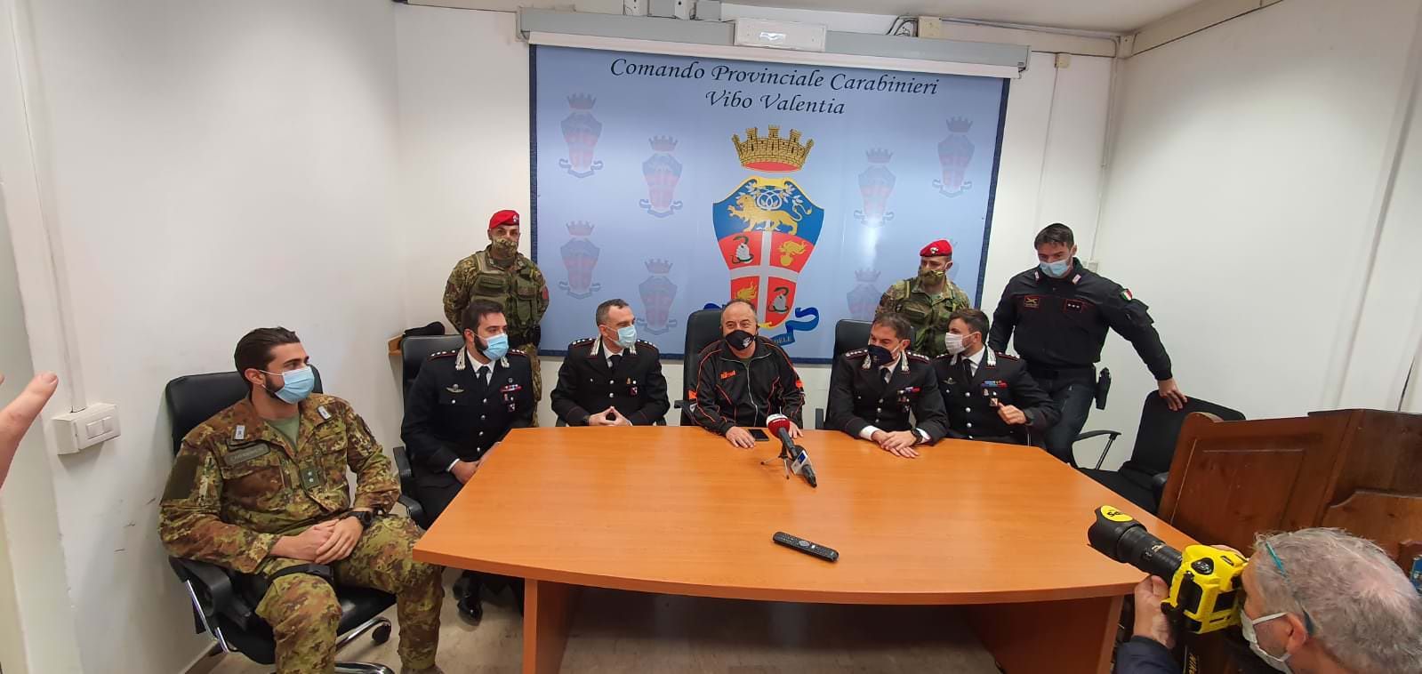 In una casa di famiglia con tutti i comfort e 2mila euro. Così i carabinieri hanno sorpreso il latitante Pugliese – VIDEO