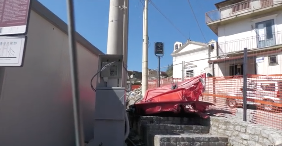 Intimidazione in un cantiere a Roccella, in fiamme un box e un bagno chimico