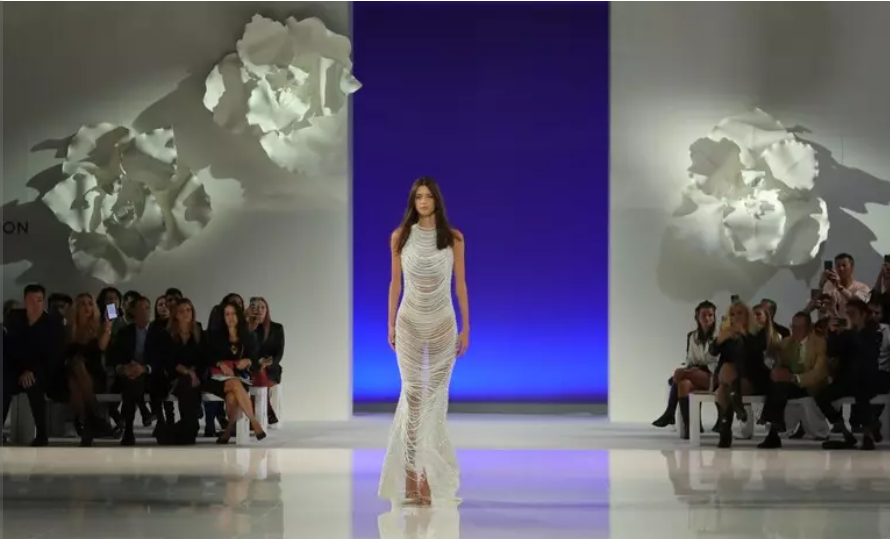 Nella sfilata di Anton Giulio Grande l’omaggio a Brigitte Bardot e Alain Delon