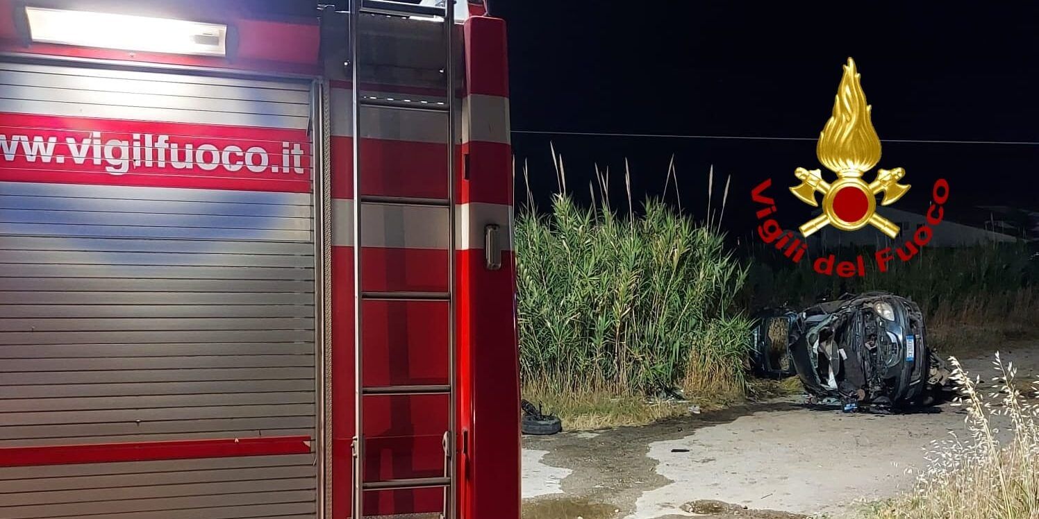 Borgia, auto si ribalta finendo fuori strada: due feriti