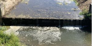 Torrente Cantagalli, schiuma e reflui fognari minacciano il mare di Lamezia