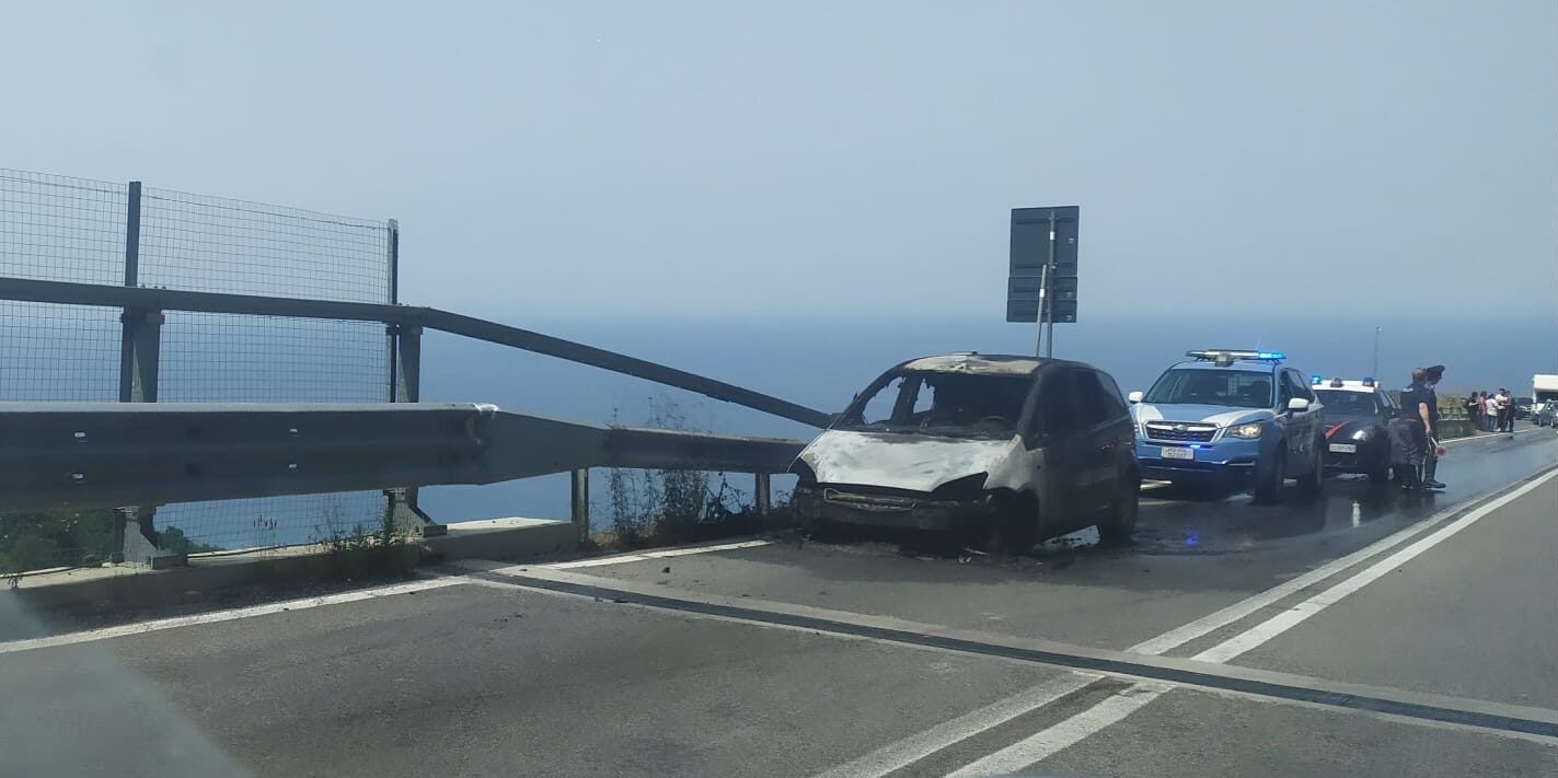 Auto in fiamme sulla strada statale Paola-Crotone, code e rallentamenti