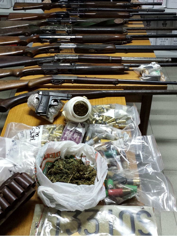 Trovato con 11 fucili e una pistola, arrestato