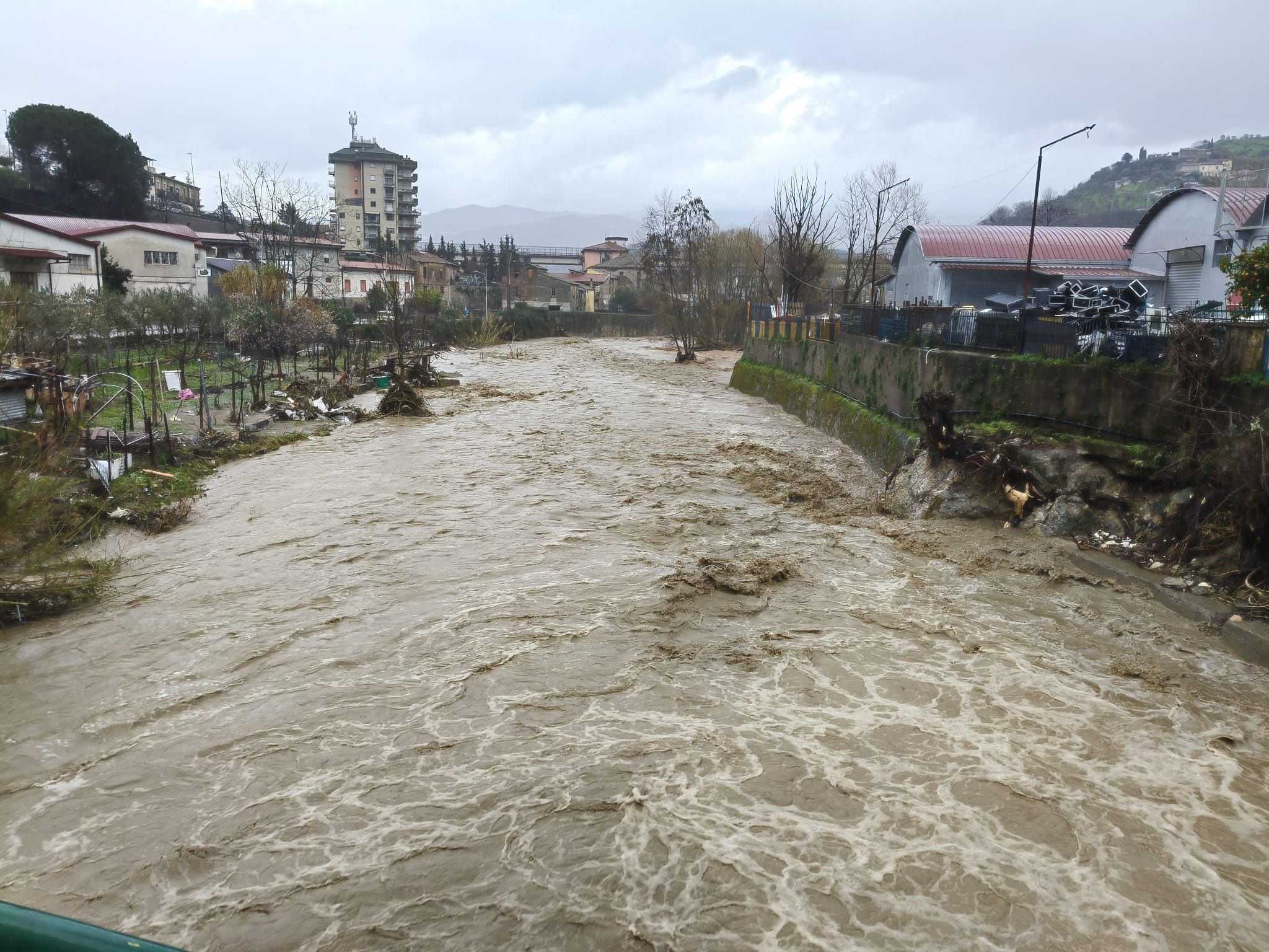 Maltempo in Calabria, Costarella: «Fiumi e torrenti ingrossati dalle piogge, la notte è stata complicata» – VIDEO