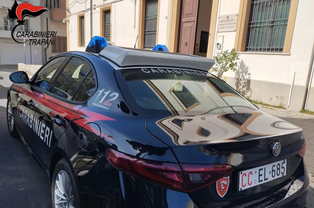 Chiedono il “pizzo” con un’ascia, due arresti