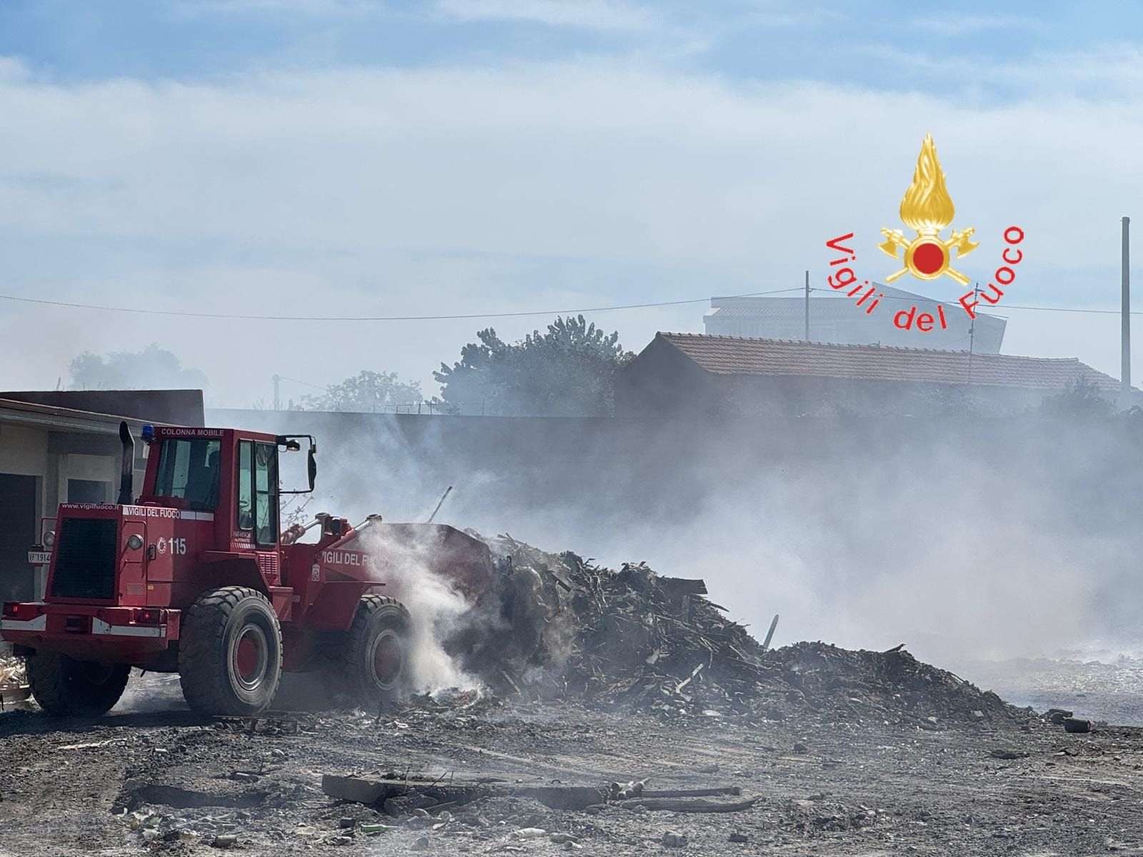 Incendio a Reggio, in fiamme il mercato ortofrutticolo – FOTO E VIDEO
