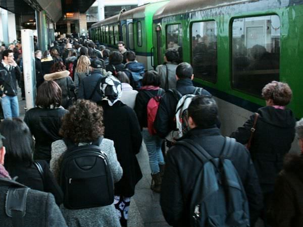 Sul treno da Catanzaro a Cosenza in 7 ore. «Lasciati in balia del tempo»