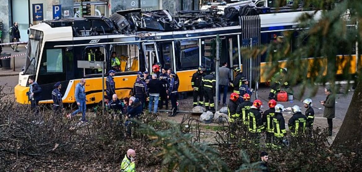 Tram deraglia a Milano: due morti e numerosi feriti