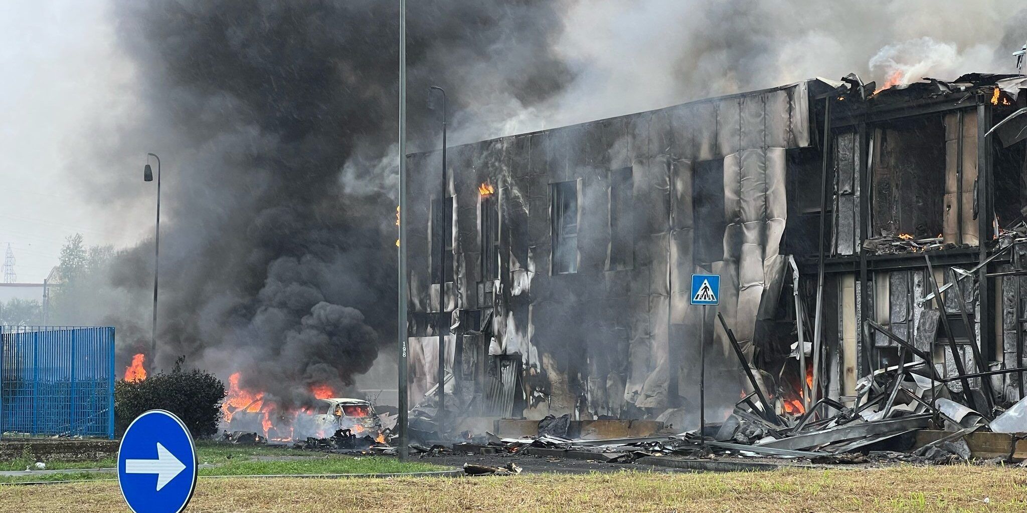 Disastro aereo nel Milanese, velivolo precipita su una palazzina: 8 morti