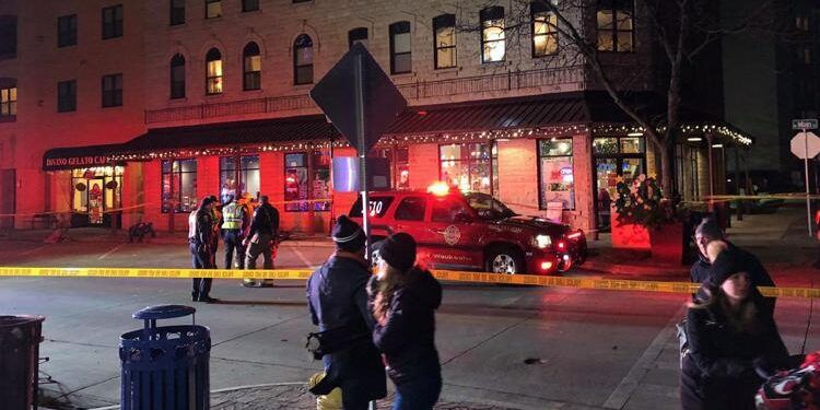 Suv si scaglia contro un corteo di Natale: almeno 5 morti e 40 feriti