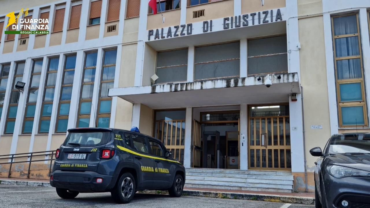 Rilasciavano false certificazioni mediche, arrestate due dottoresse nella Locride. Indagate altre 142 persone – NOMI E VIDEO