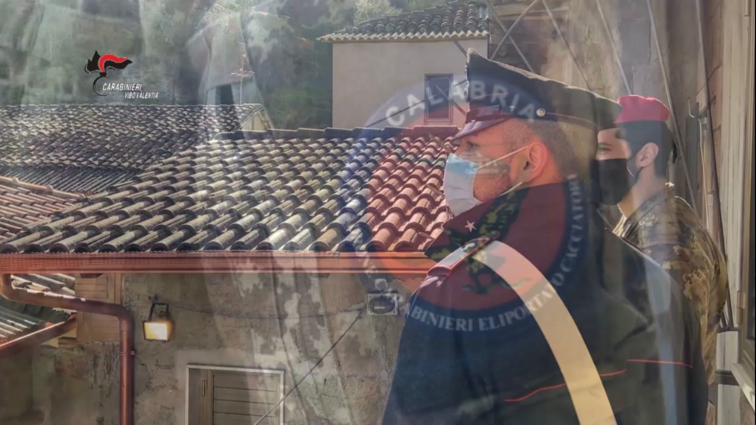 Cerca di fuggire sui tetti, latitante arrestato a Gerocarne – VIDEO