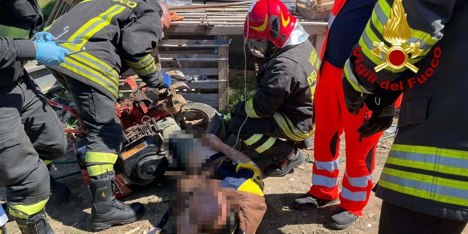 Isola, resta incastrato sotto il motocoltivatore. Salvato 39enne