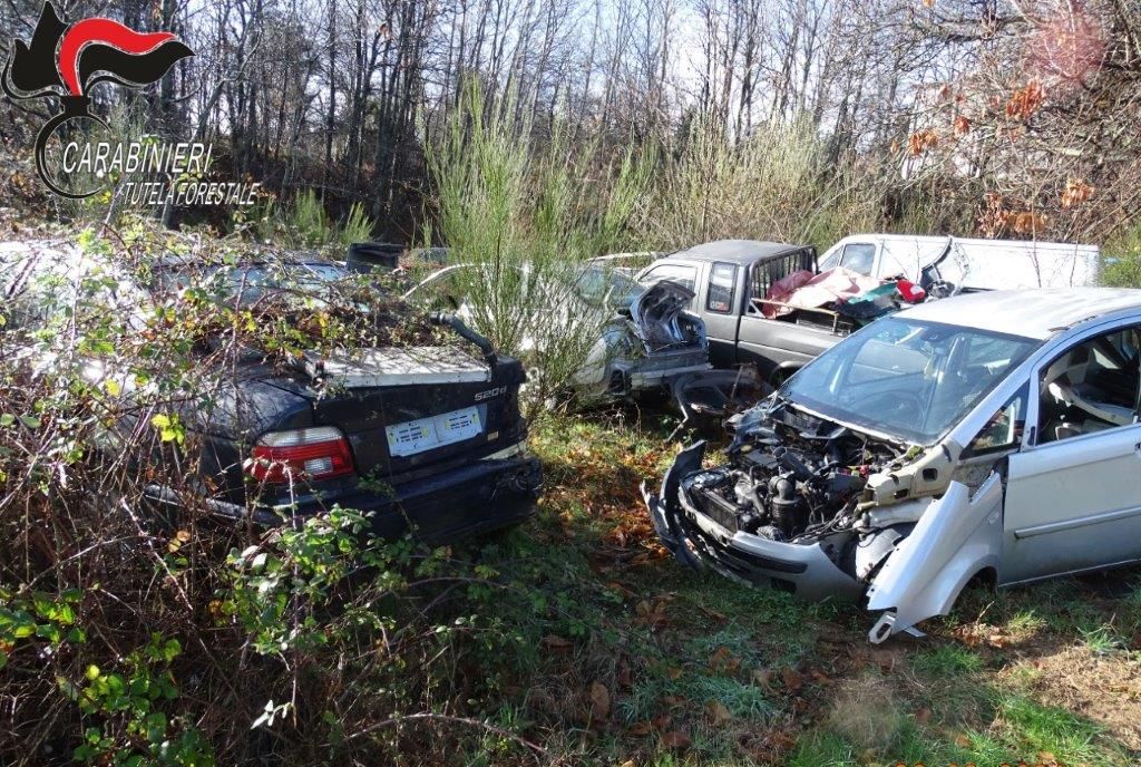 Discarica abusiva di auto, sequestrata area di 5 mila metri quadri ad Acri