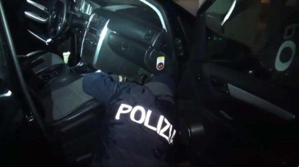 Il colpo al portavalori con le auto intestate ai parenti dei rapinatori