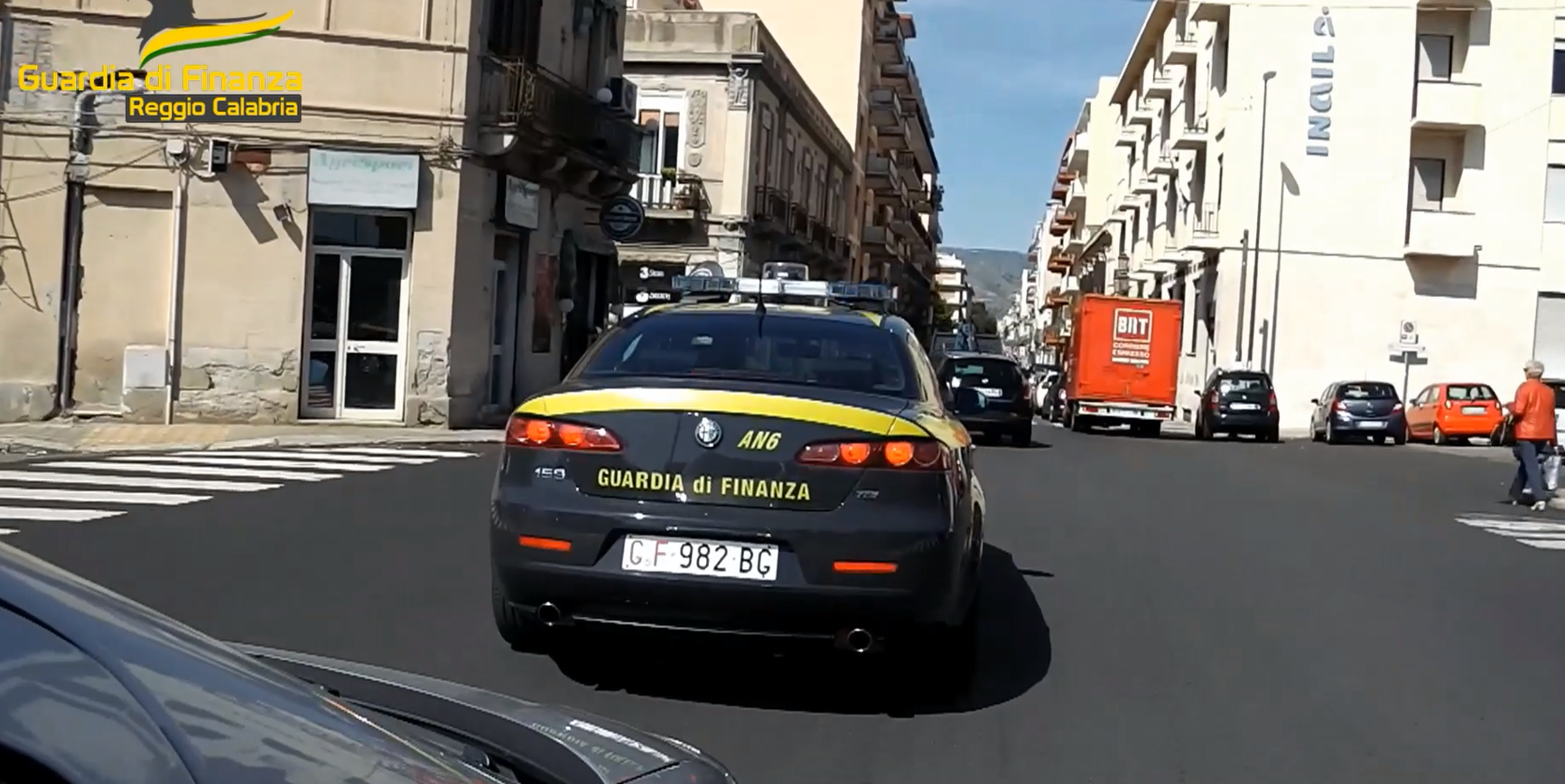 Sottraggono a un’anziana oltre 90 mila euro, arrestati 2 coniugi insegnanti nel Reggino – VIDEO