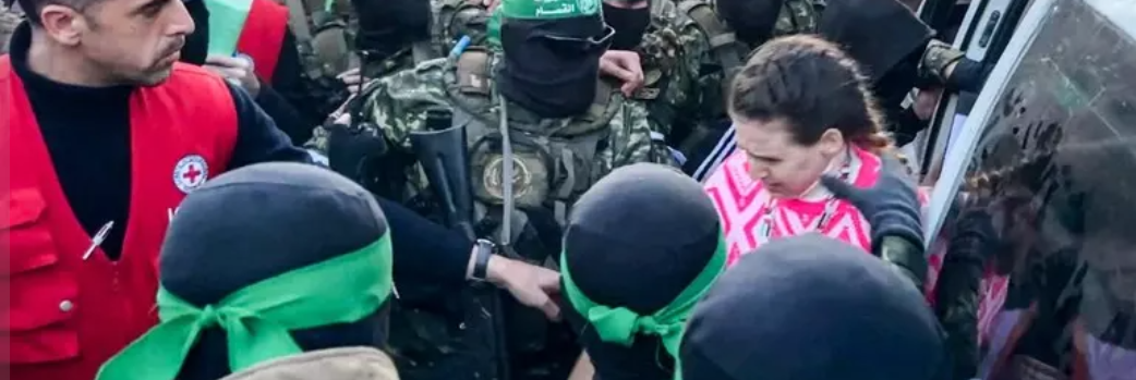 Le tre donne rilasciate da Hamas abbracciano le loro madri in Israele