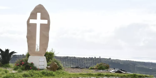 A Niscemi la terra trascina anche la croce simbolo di resistenza