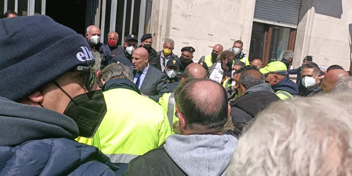 Sciopero dei lavoratori di Akrea. «Vogliamo certezze sul nostro futuro»