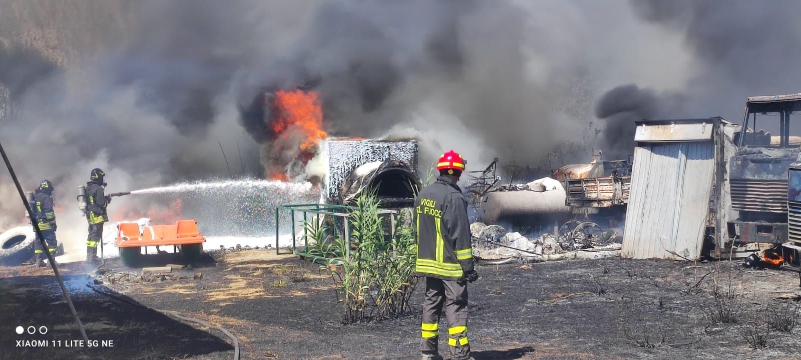 Incendio nel deposito di un’azienda a Marina di Gioiosa Jonica – FOTO E VIDEO