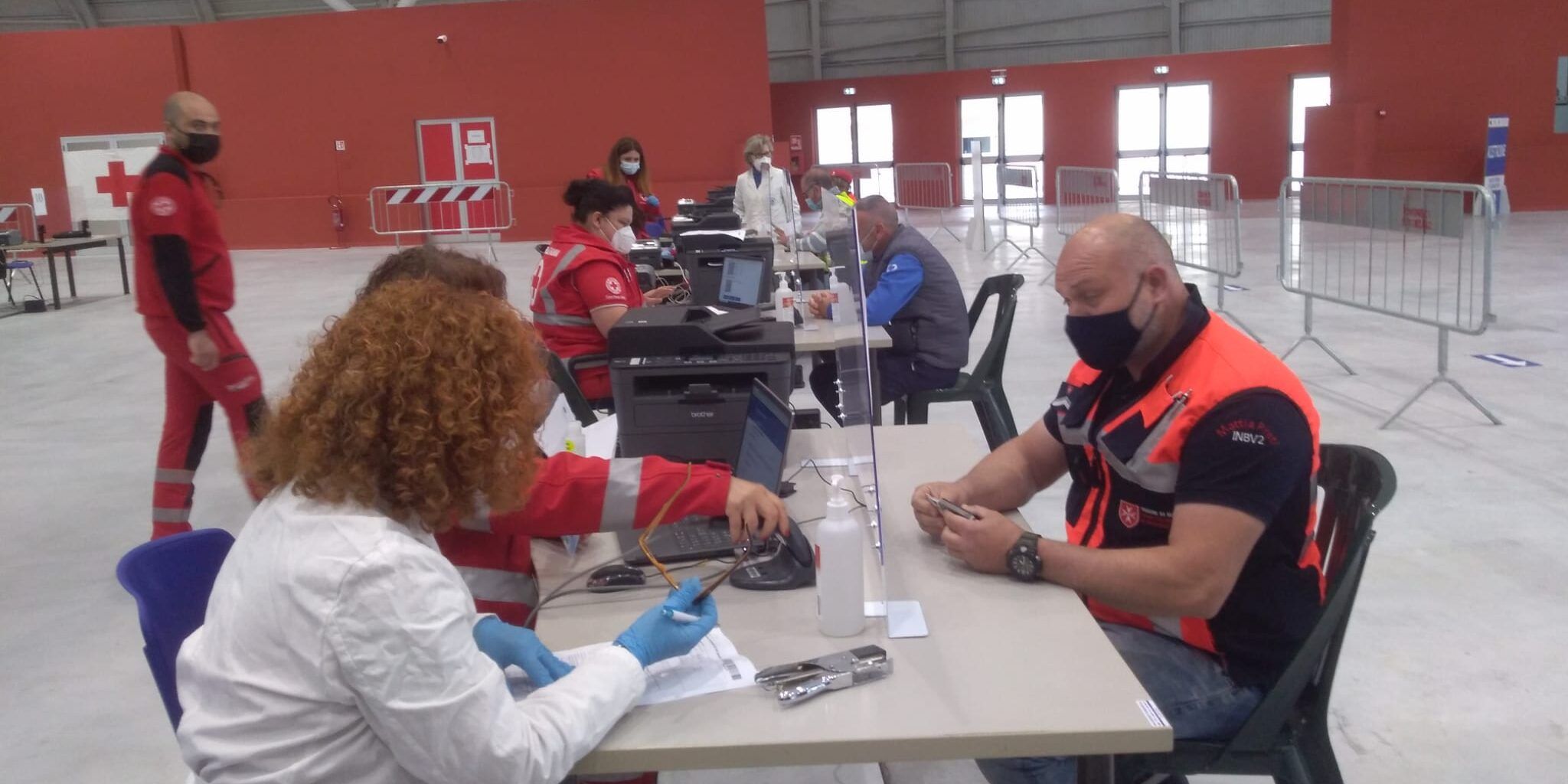 Vaccinazioni, l’”asticella” di Longo e Varone: «Obiettivo 15-20mila al giorno»