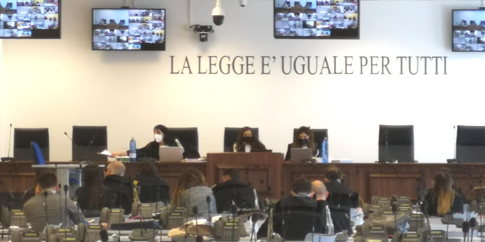 L’udienza ritarda per mancanza di avvocati. I giudici: «Sia garantita la difesa di tutti gli imputati»