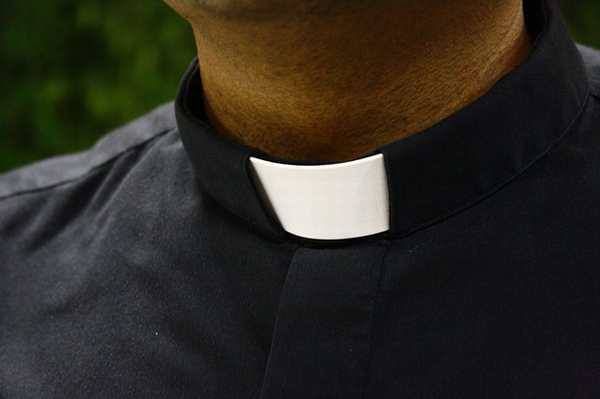 Prostituzione minorile, il sacerdote respinge le accuse