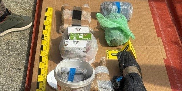 Reggio Calabria, un arsenale clandestino e un chilo di cocaina in una campagna: arrestato un 48enne – FOTO