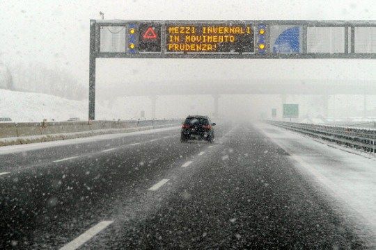 Neve anche a bassa quota, scuole chiuse nella Presila