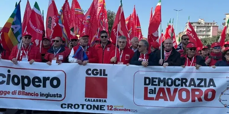 In duemila a Crotone: la Calabria scende in piazza contro la manovra