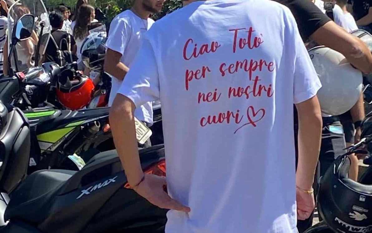 Cosenza, fiori bianchi, t-shirt e motociclette per l’ultimo saluto a “Totò”