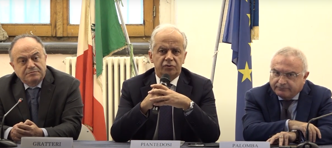 Gratteri accolto dagli applausi a Caivano. «Indagini su chi inonda Napoli di coca»