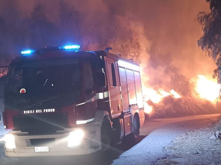 Vasto incendio sulle colline di Riace: minacciate le abitazioni del borgo – FOTO