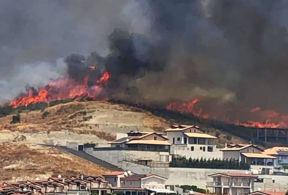 Paura a Catanzaro per un incendio. Le fiamme lambiscono le case – FOTO