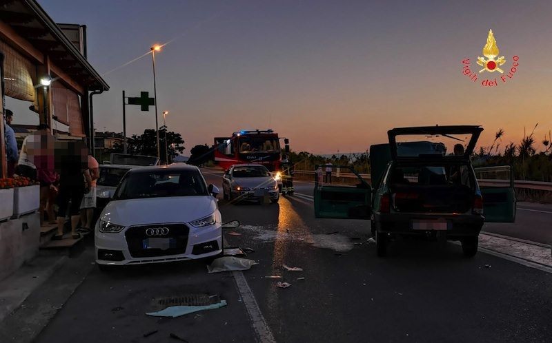 Incidente sulla 106, feriti due coniugi