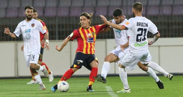Doppietta dell’ex La Mantia, il Lecce stende il Cosenza