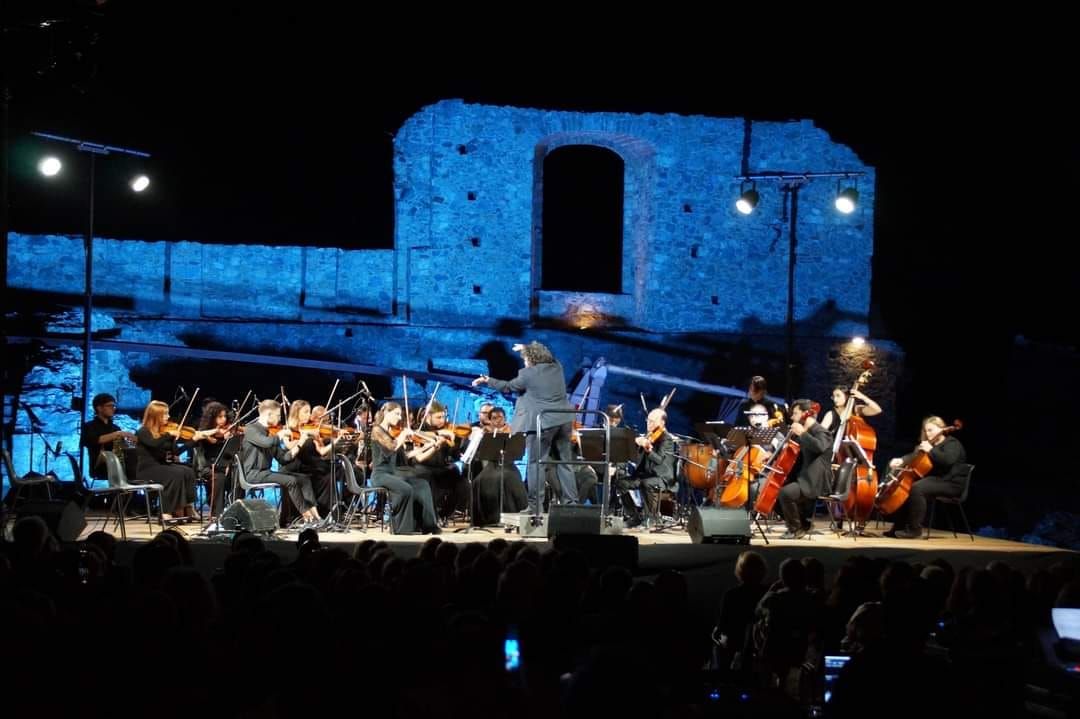 Musicisti senza stipendio, fondi revocati e lo scontro Veronesi-Accardo: il caos dell’Orchestra sinfonica della Calabria