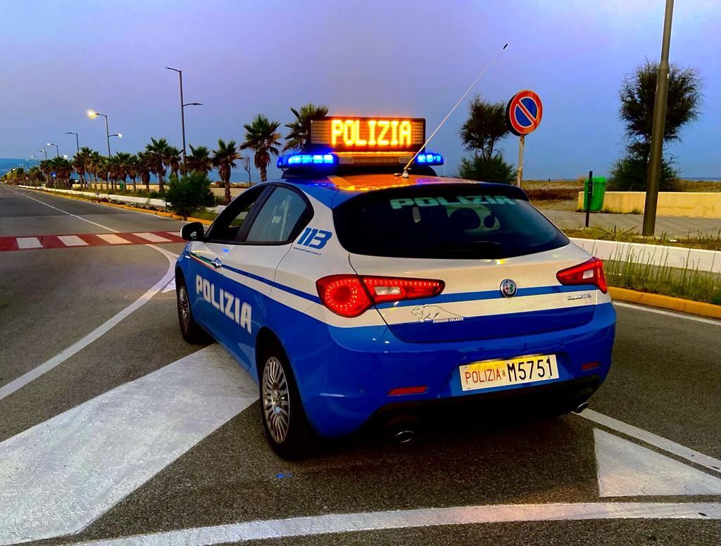 Gettano pistola e munizioni dal finestrino dell’auto, arrestati nel Reggino