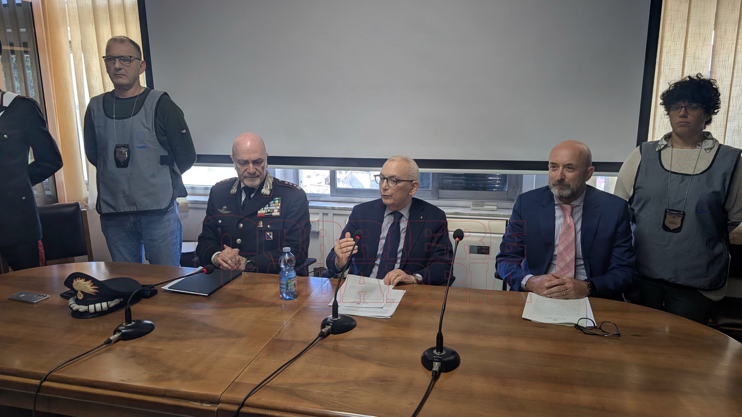 Slot truccate nel Cosentino, la «talpa» delle Dogane svelava i controlli e faceva sparire le schede sequestrate – VIDEO