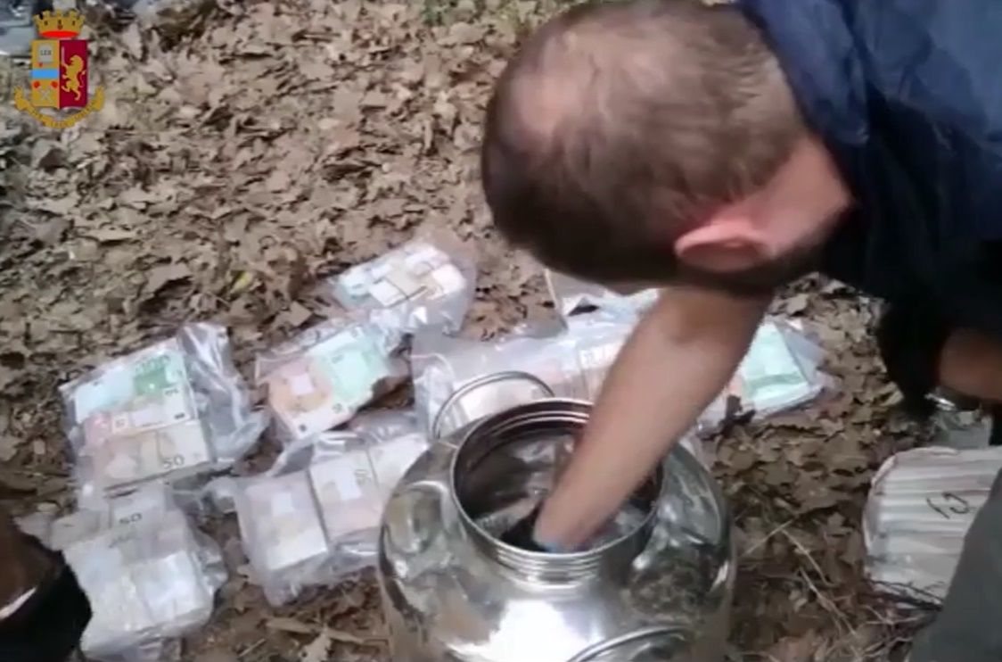 I soldi della ‘ndrangheta in enormi pentoloni sotto terra: sequestrato un milione di euro – VIDEO E FOTO
