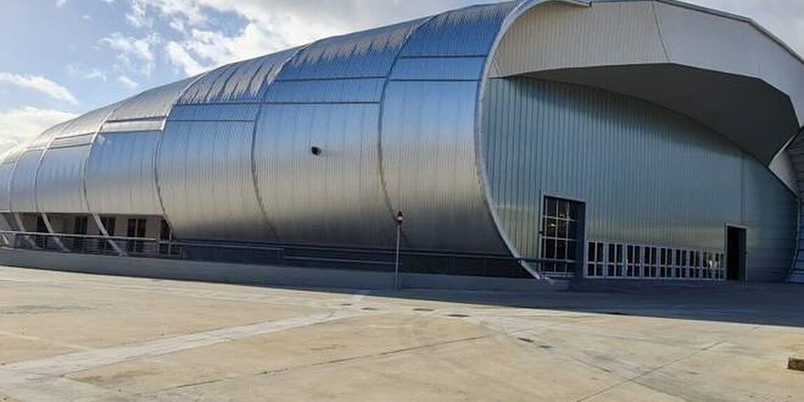 Rubati gli infissi del Centro fieristico “Giovanni Colosimo”. Fiorita: «Criminali e vigliacchi»