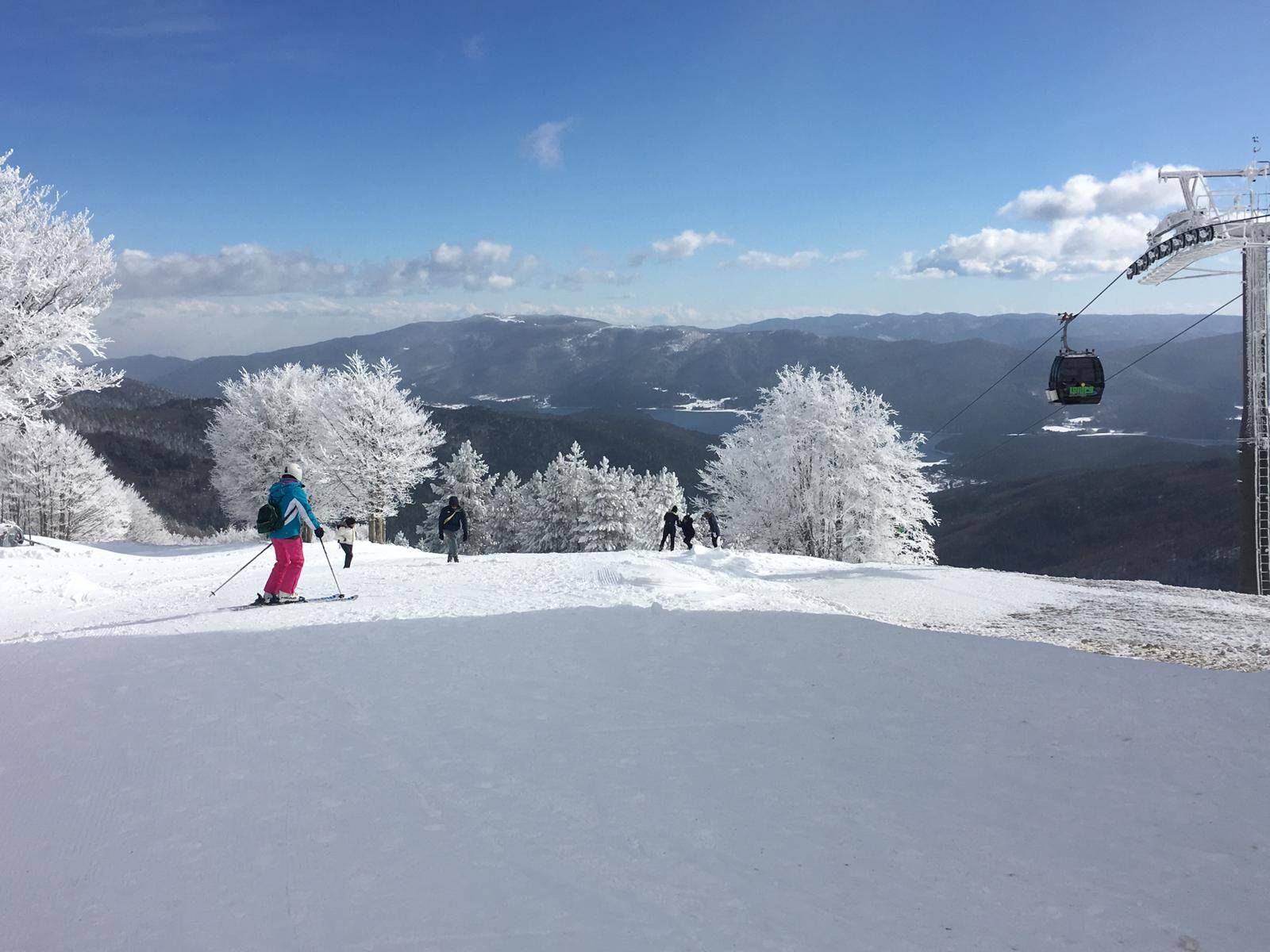 Torna la neve in Sila, piste da sci imbiancate e operatori al lavoro